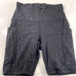 Lulu lemon Align high rise 8” bike short with pockets. Size 6